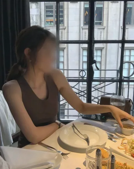 Emina, 31