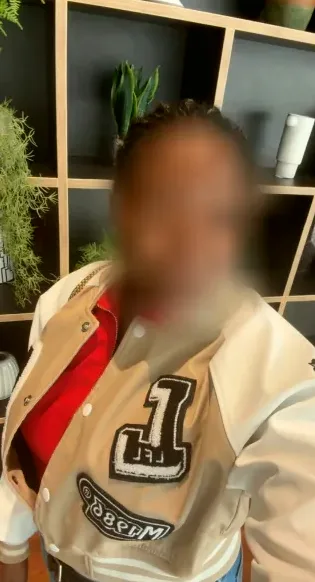 Zeynep, 24